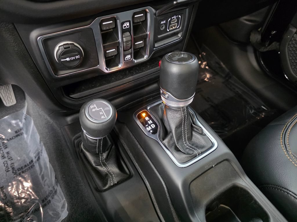 Used 2024 Jeep Wrangler Unlimited Sahara w/ Technology Group AWD/4WD image 24