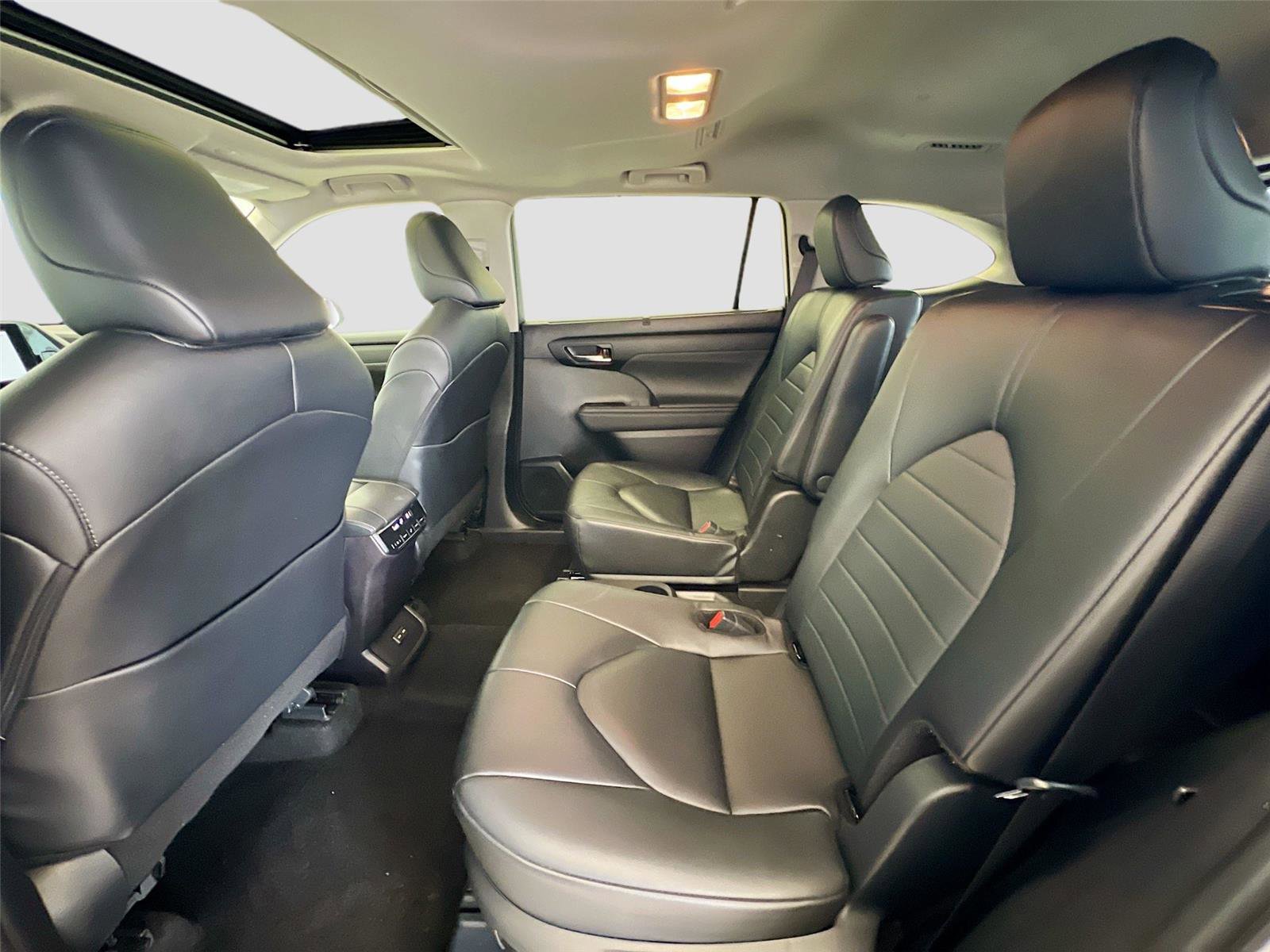 Used 2024 Toyota Highlander XLE image 27