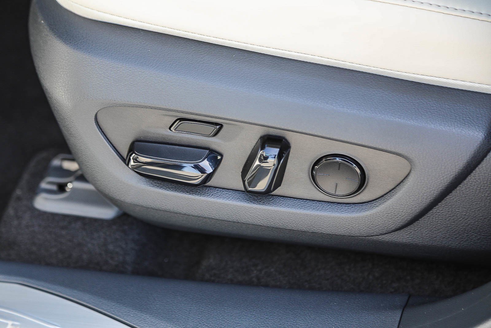 New 2026 Lexus RX 450h AWD image 19