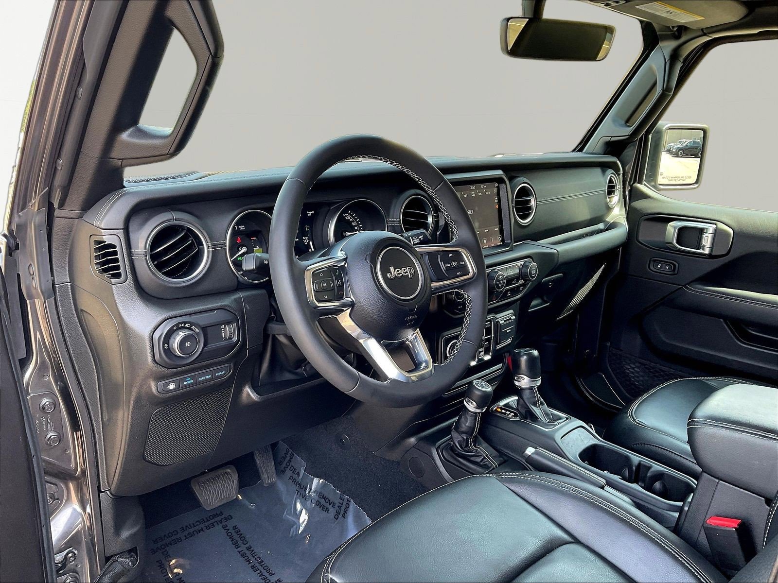 Used 2023 Jeep Wrangler Unlimited Sahara AWD/4WD image 17