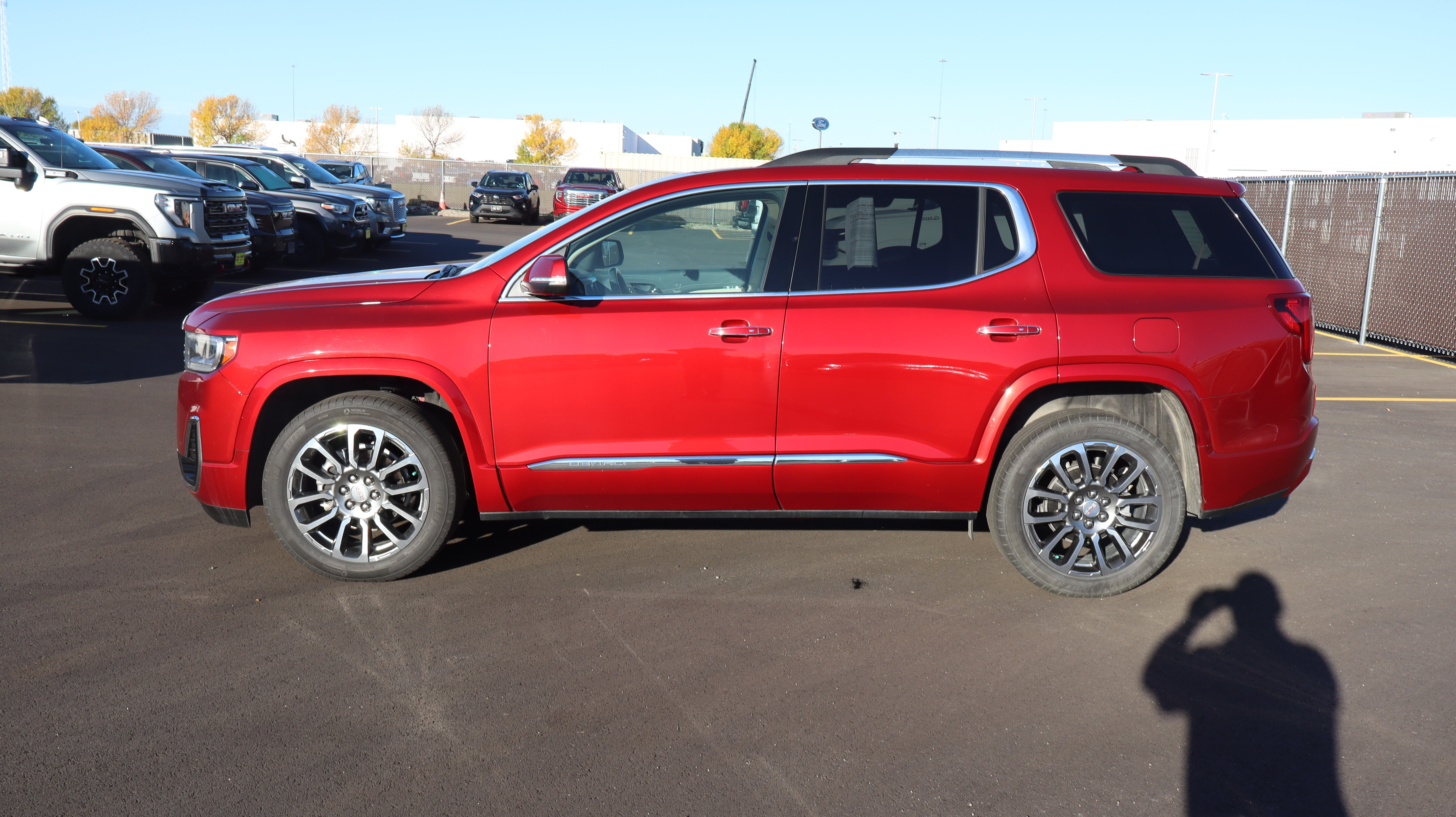 Used 2023 GMC Acadia Denali w/ Denali Ultimate Package AWD/4WD image 4