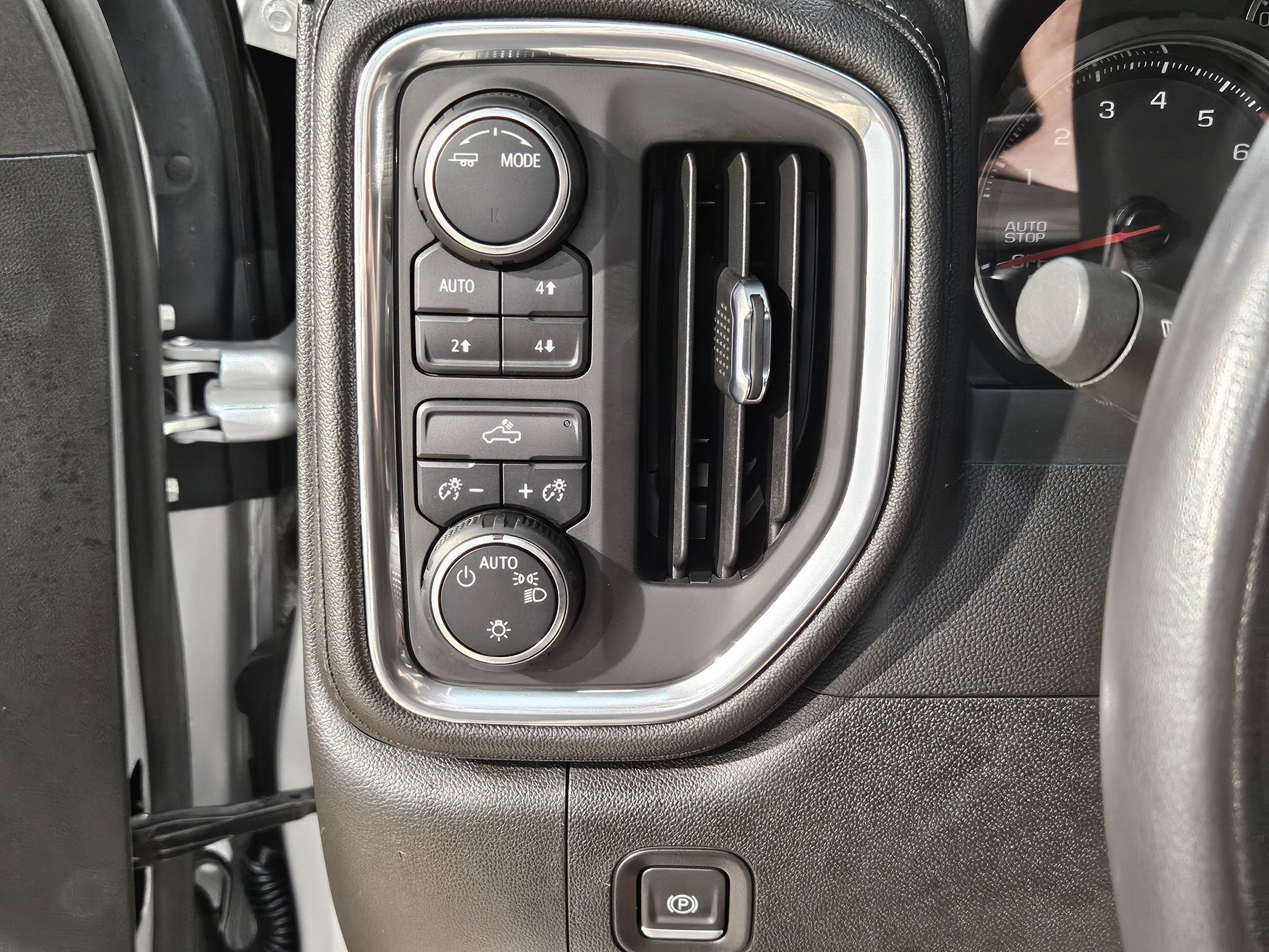 Used 2022 Chevrolet Silverado 1500 LT AWD/4WD image 24