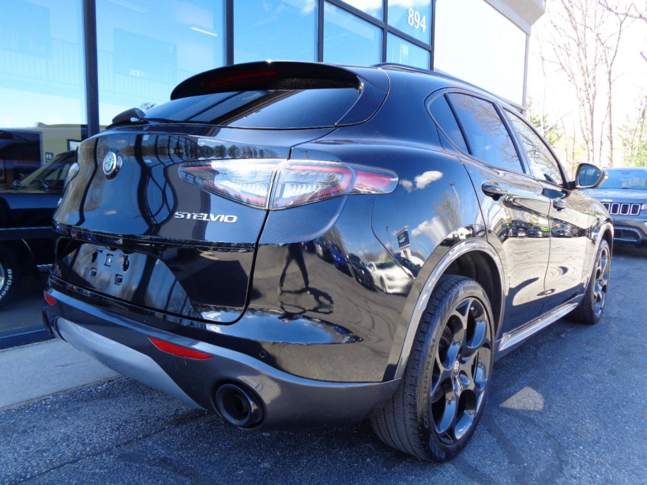 Used 2024 Alfa Romeo Stelvio Ti w/ Performance Driving Package AWD/4WD image 5