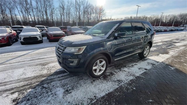 Used 2017 Ford Explorer XLT w/ Equipment Group 202A image 4