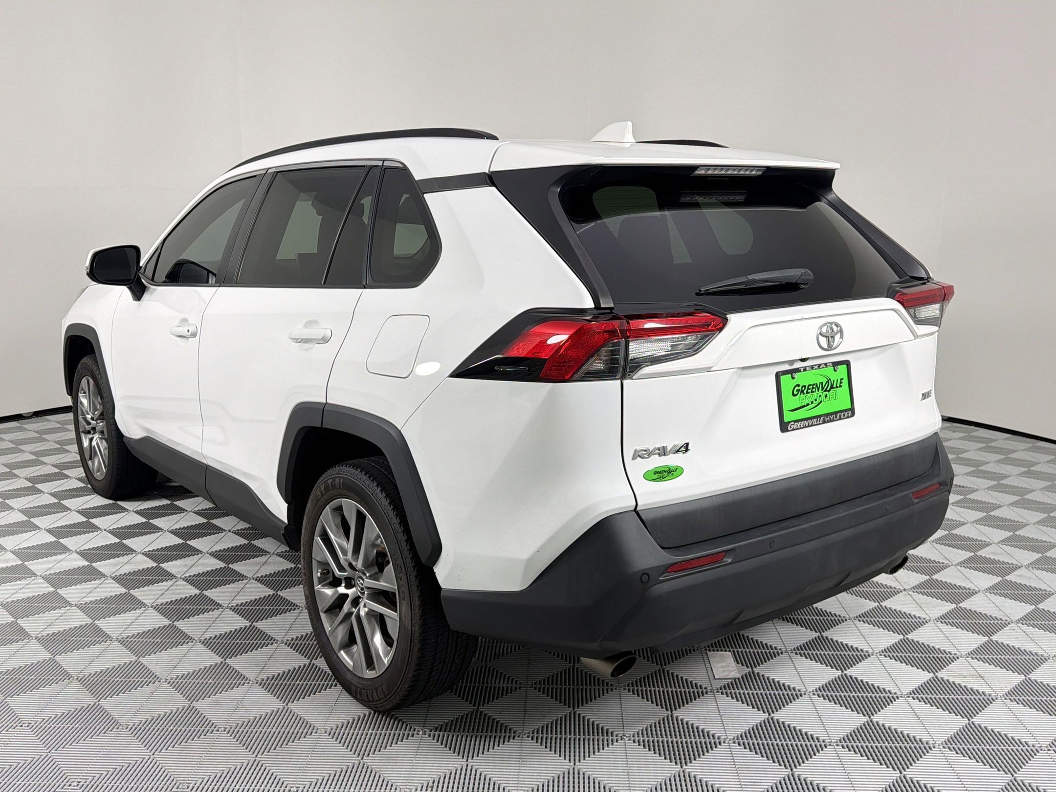 Used 2019 Toyota RAV4 XLE Premium w/ Advanced Technology Package FWD image 3