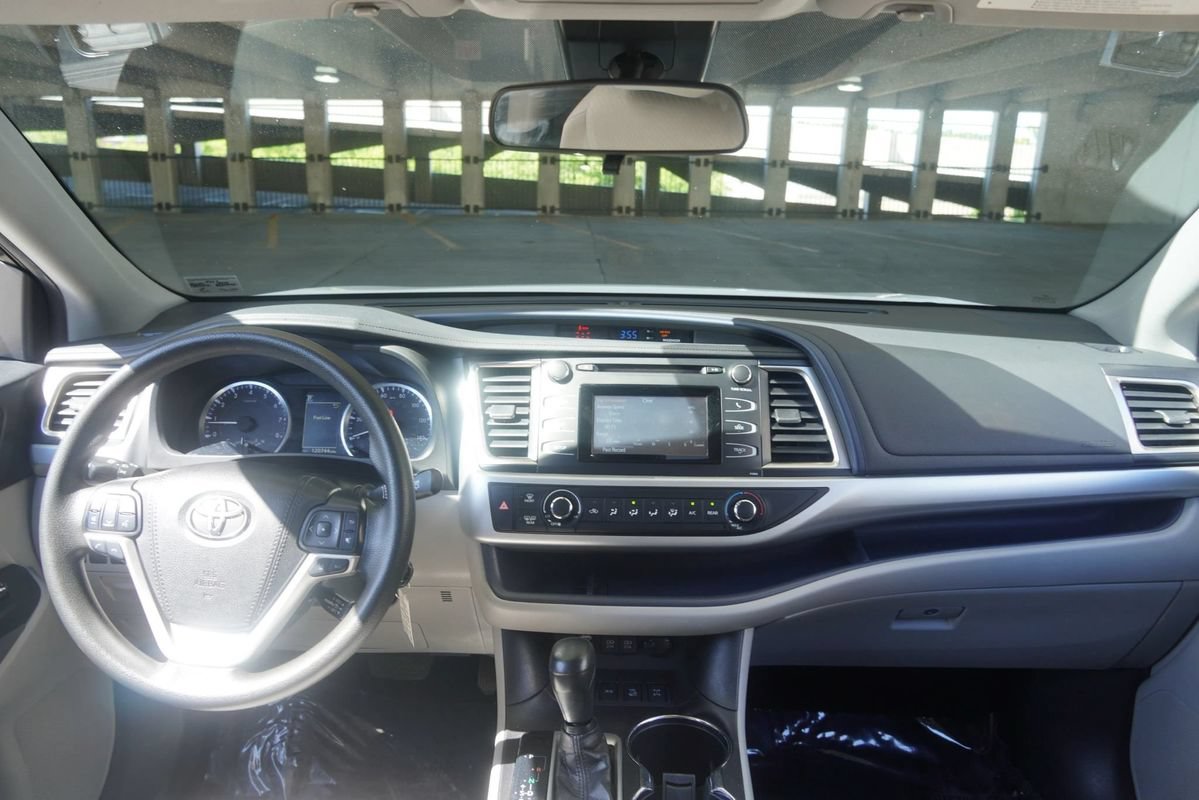 Used 2019 Toyota Highlander LE AWD/4WD image 7