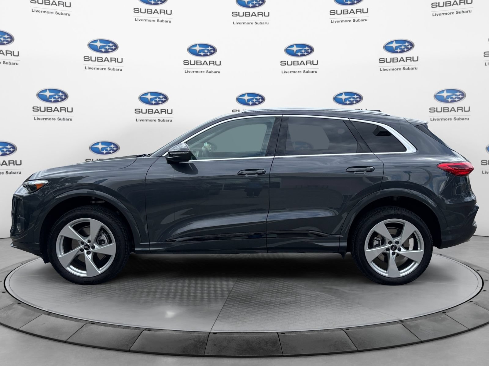 Used 2025 Audi Q5 Premium Plus w/ Premium Plus AWD/4WD image 2