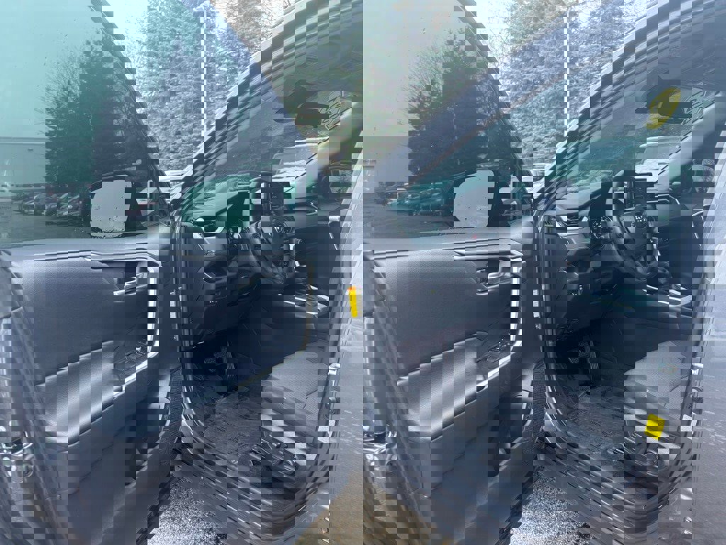 Used 2021 Toyota RAV4 XLE image 10