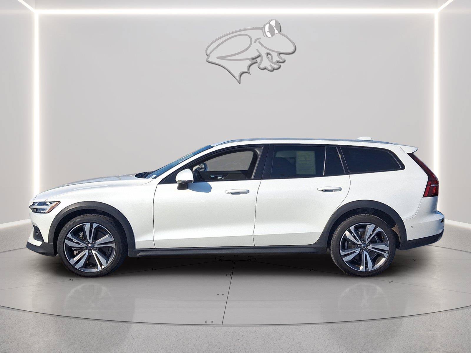 Used 2025 Volvo V60 B5 Cross Country Plus AWD/4WD image 2