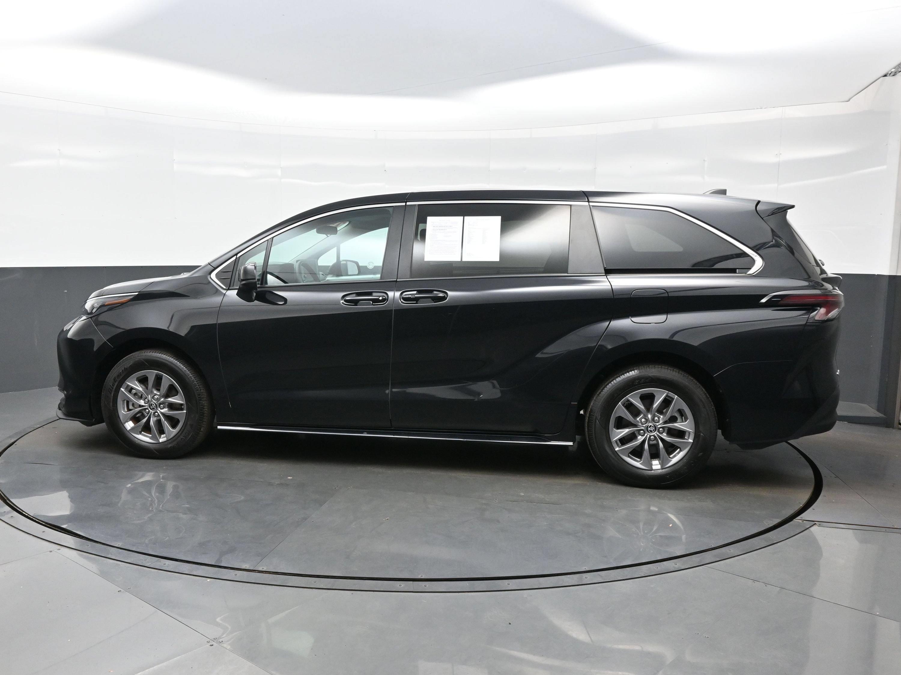 Used 2025 Toyota Sienna LE FWD image 3