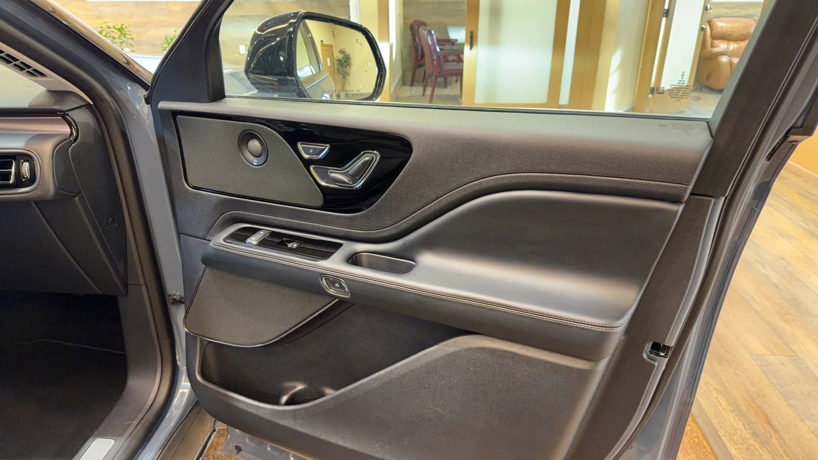 Used 2025 Lincoln Aviator AWD image 23