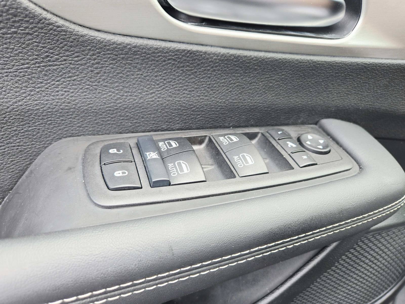 Used 2024 Chrysler Pacifica Limited w/ S Appearance Package FWD image 41