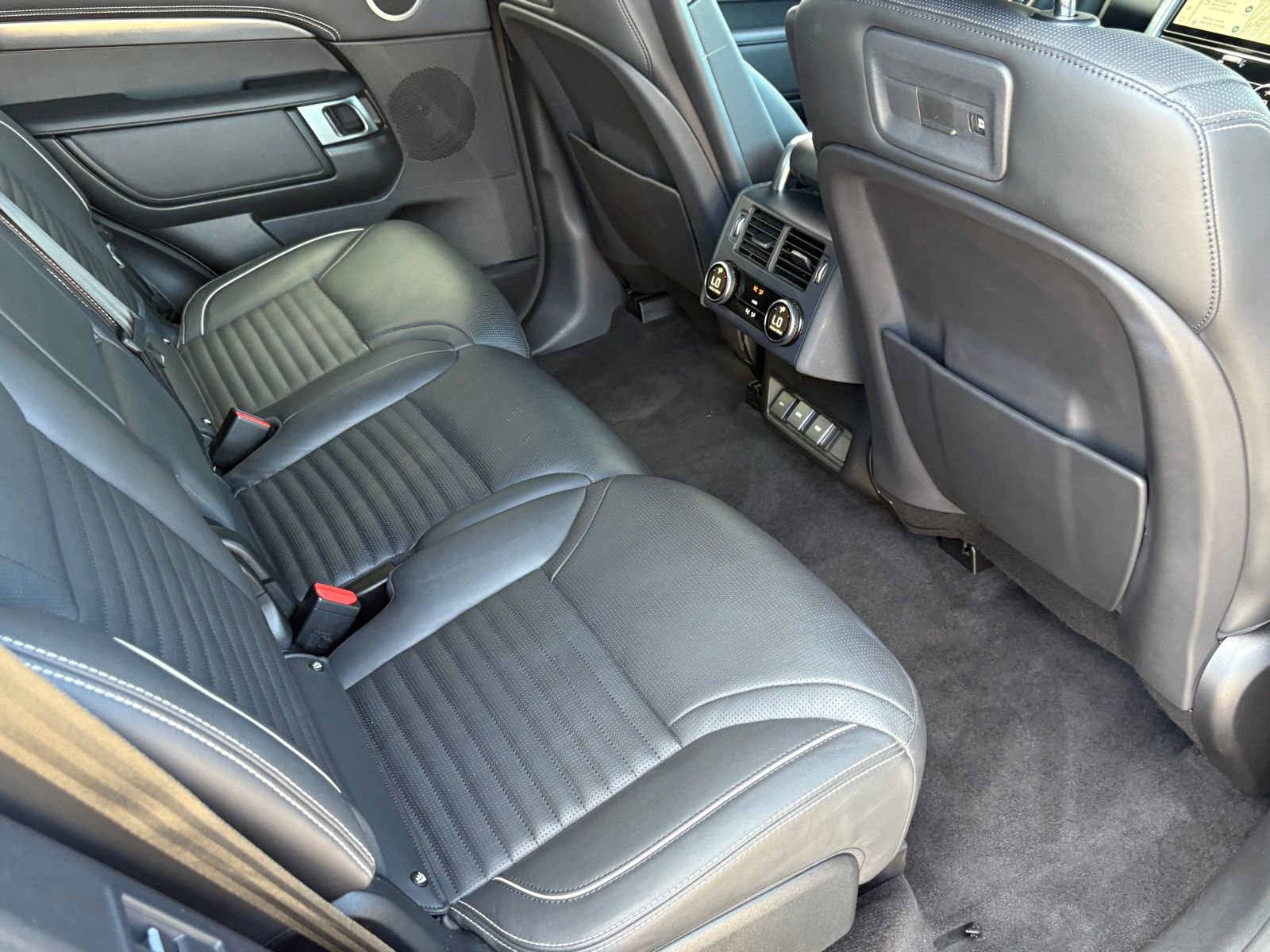 Used 2024 Land Rover Discovery Metropolitan Edition image 41