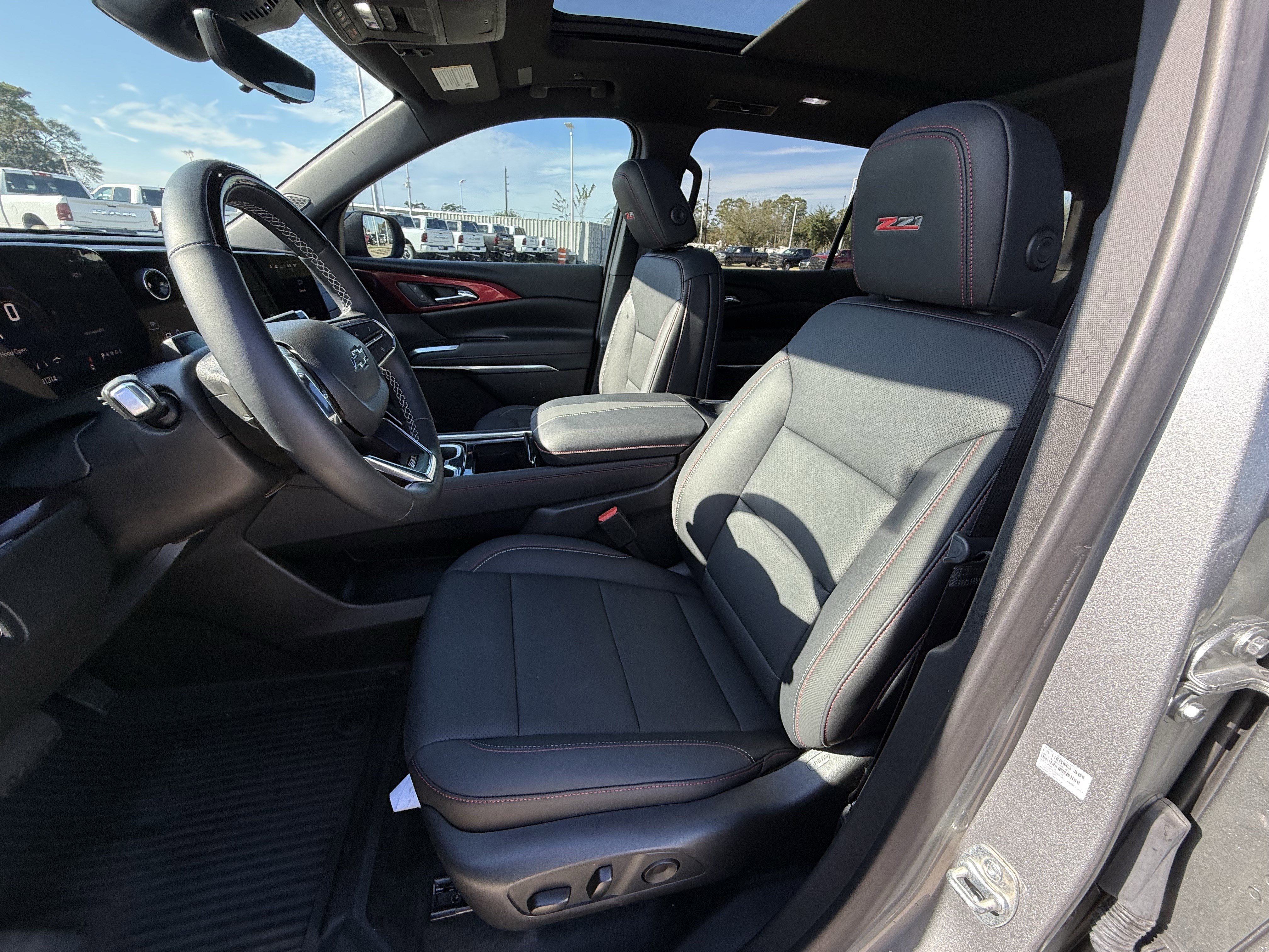 Used 2025 Chevrolet Traverse Z71 w/ Enhanced Driving Package image 28