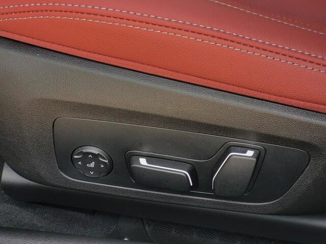 Certified 2025 BMW 330i Sedan w/ Convenience Package image 28