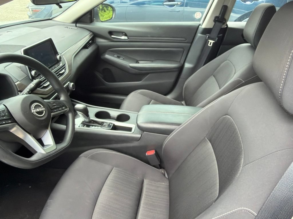 Used 2025 Nissan Altima 2.5 SV FWD image 4