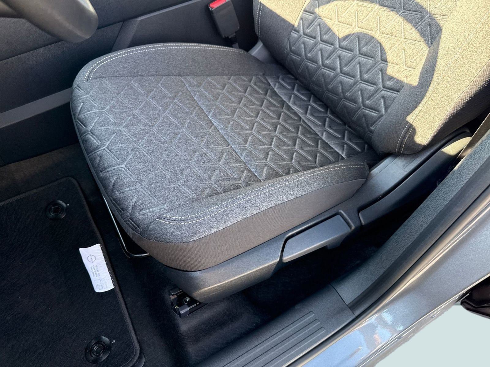 Used 2025 Nissan Kicks SV image 12