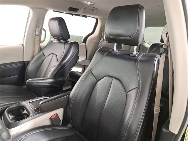 Used 2023 Chrysler Pacifica Touring-L image 19
