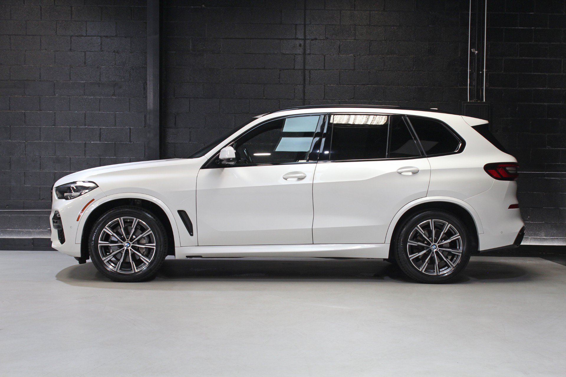 Used 2021 BMW X5 xDrive40i w/ M Sport Package AWD/4WD image 3