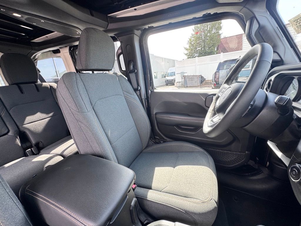 Certified 2025 Jeep Wrangler Unlimited Sahara w/ Safety Group image 19