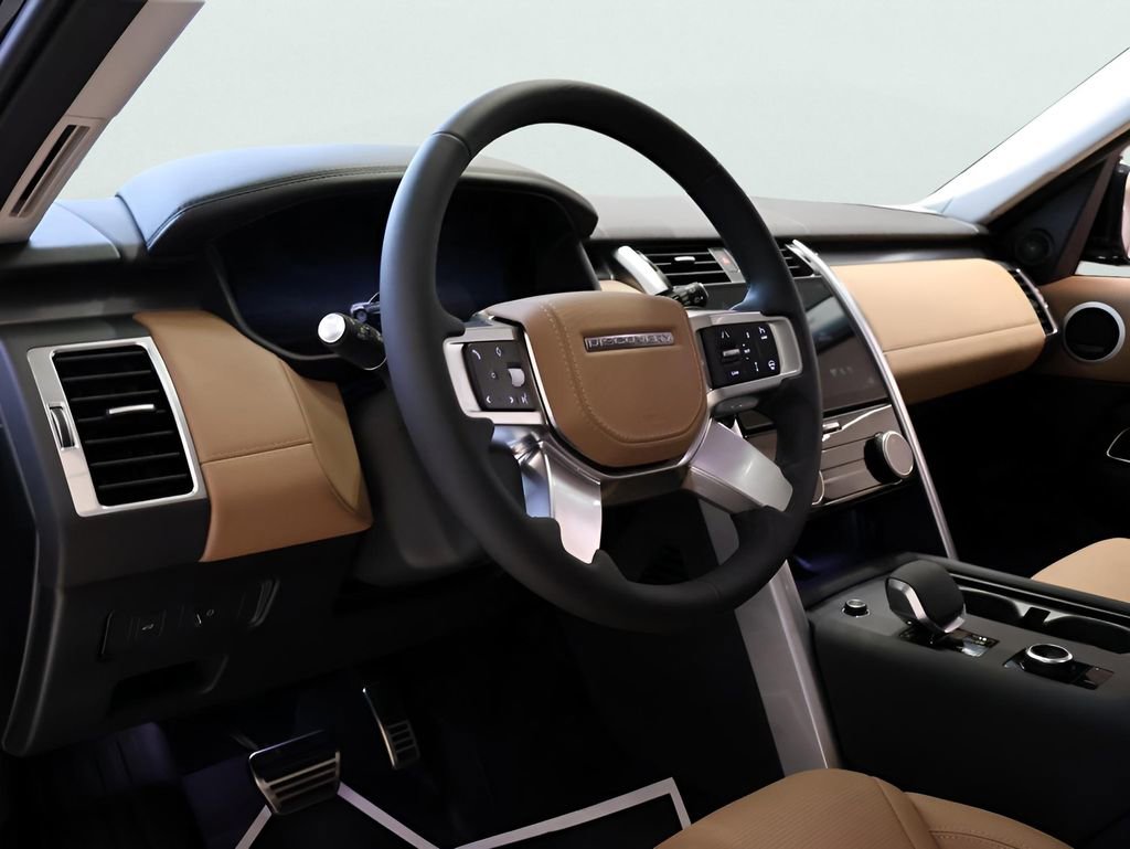 Certified 2025 Land Rover Discovery Metropolitan Edition image 39