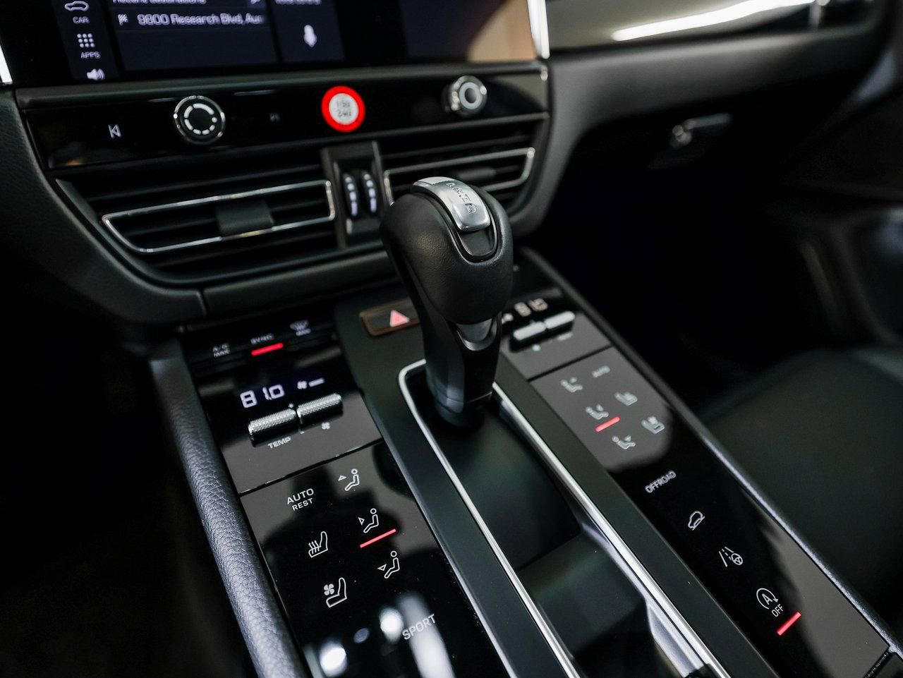 Certified 2025 Porsche Macan AWD/4WD image 20