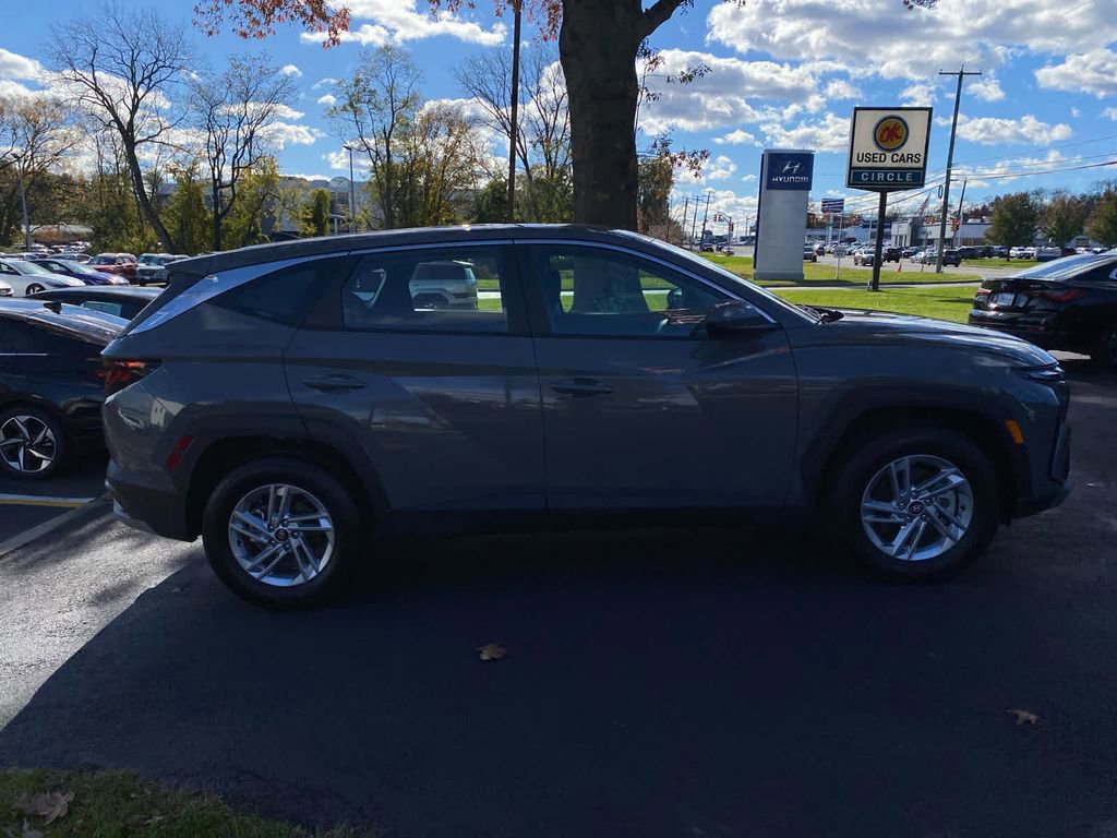 Certified 2025 Hyundai Tucson SE image 2