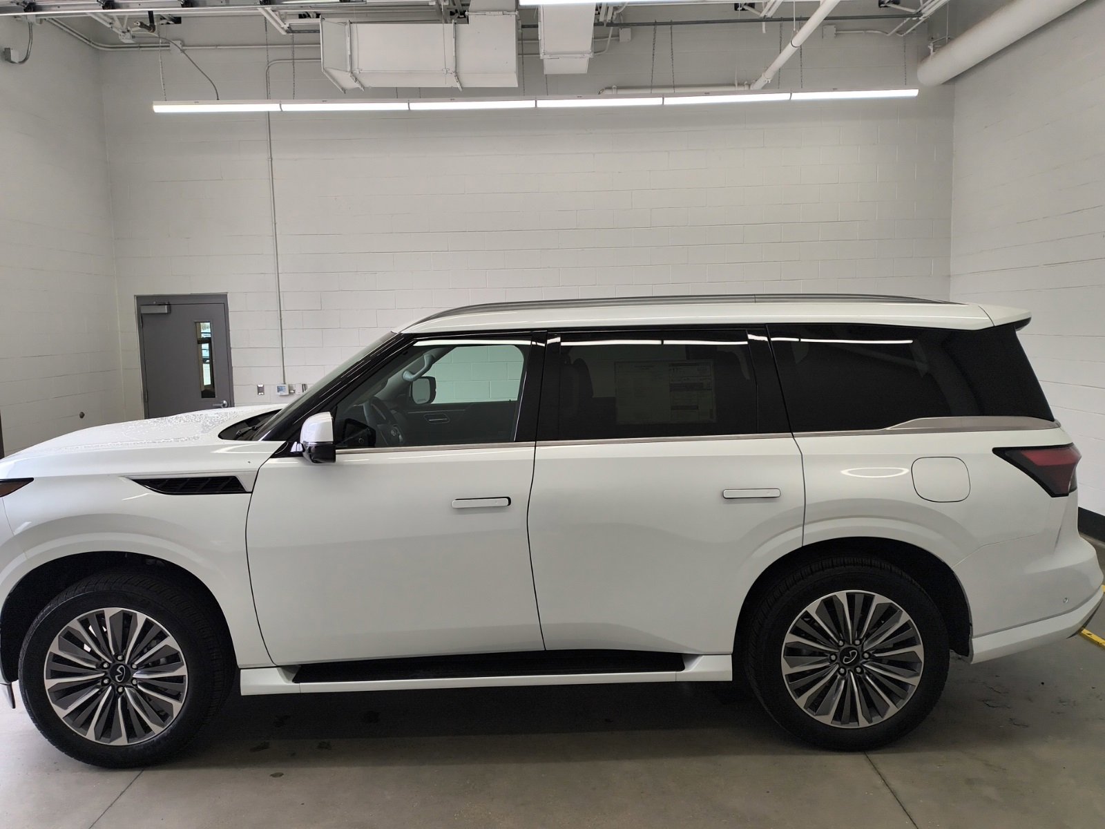New 2025 INFINITI QX80 Luxe image 2