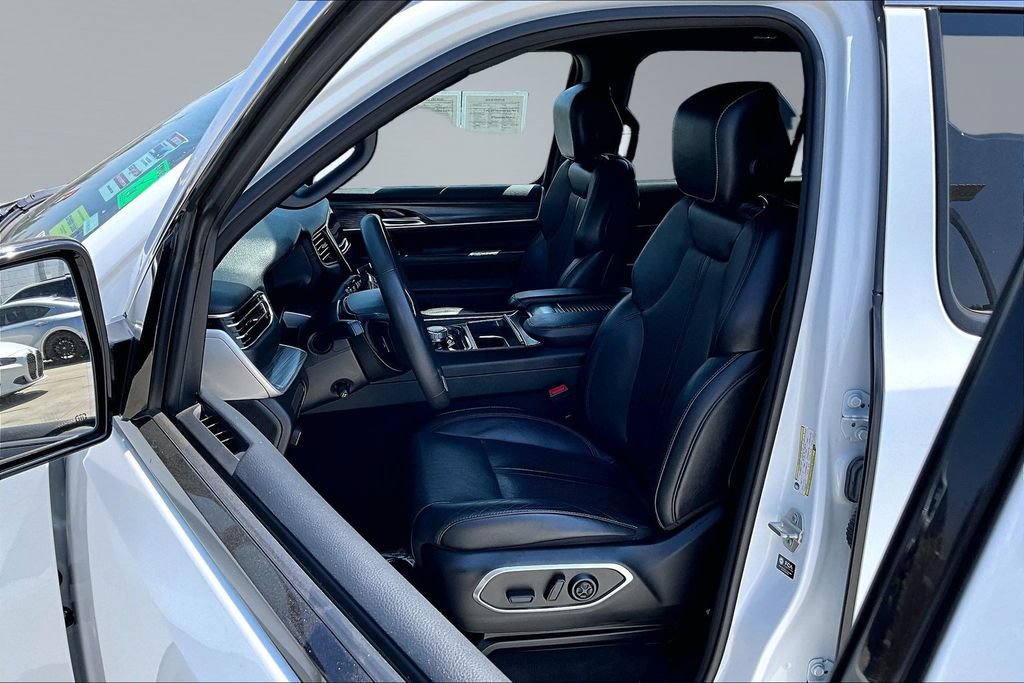 Used 2023 Jeep Wagoneer L Series II RWD image 3