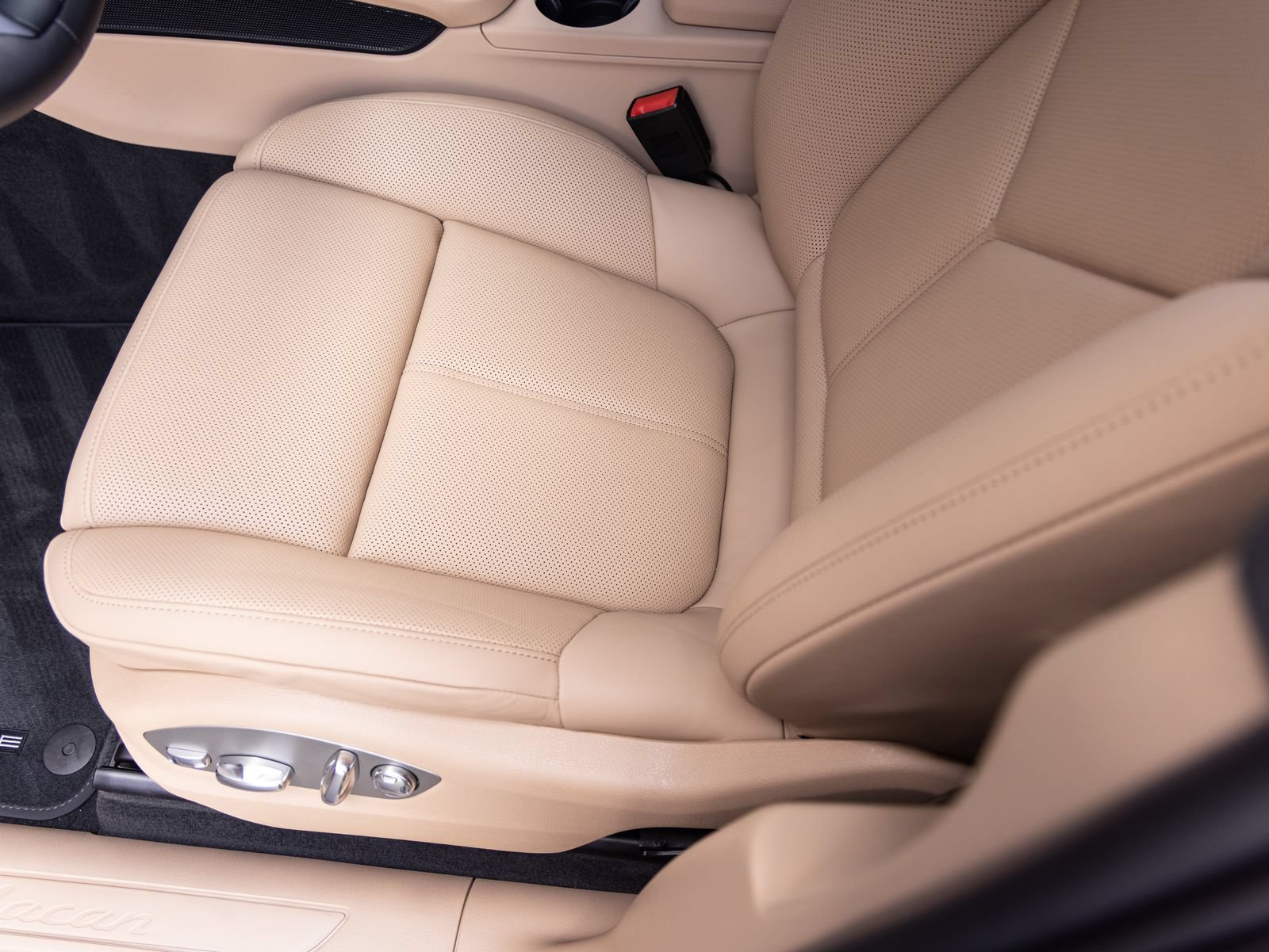 Certified 2026 Porsche Macan AWD/4WD image 22