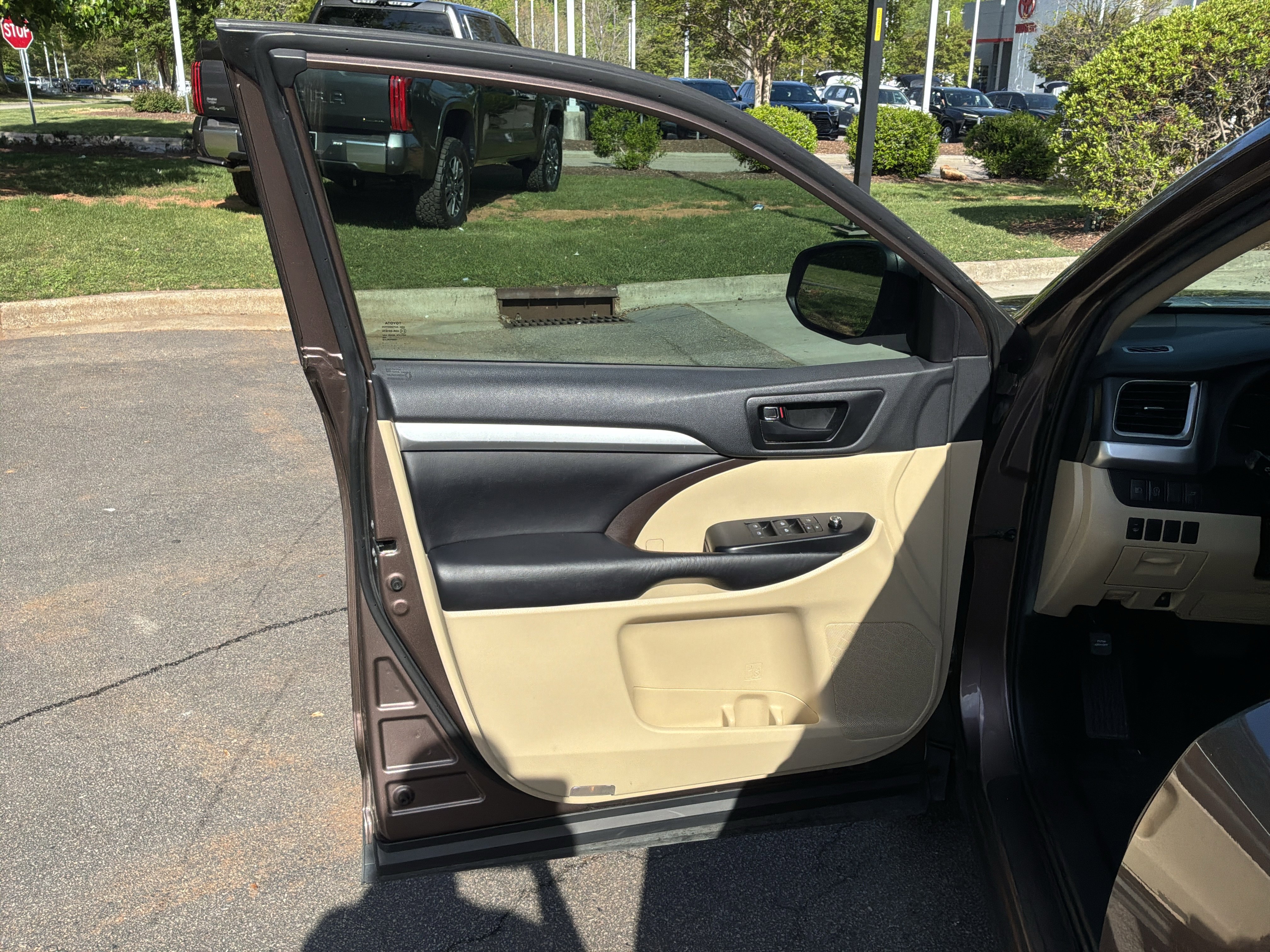 Used 2019 Toyota Highlander Plus FWD image 14