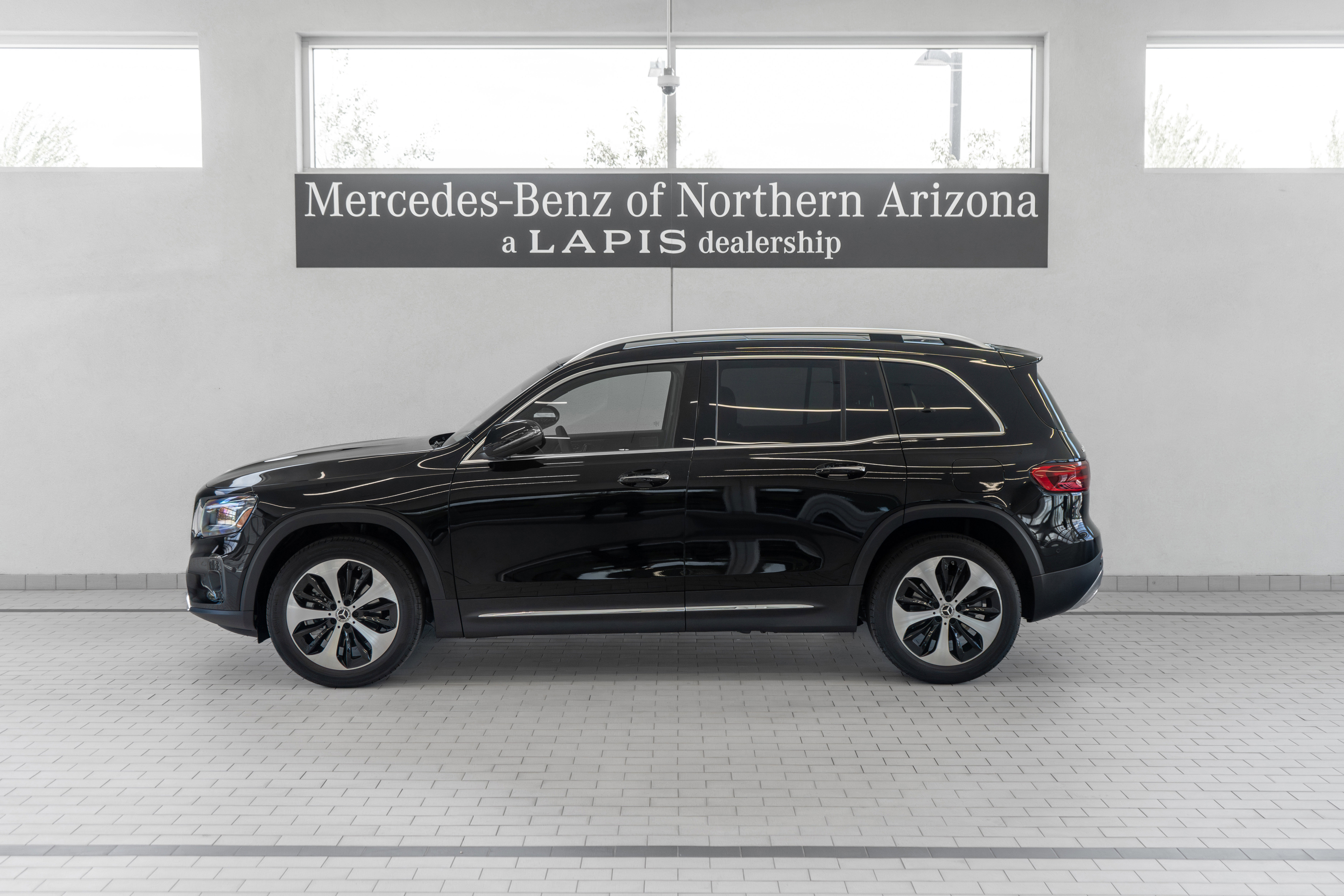 Used 2024 Mercedes-Benz GLB 250 w/ Exclusive Package image 2