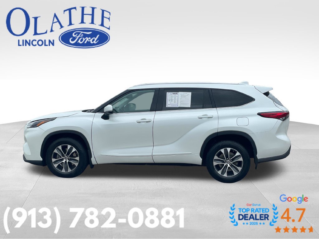 Used 2022 Toyota Highlander XLE AWD/4WD image 2