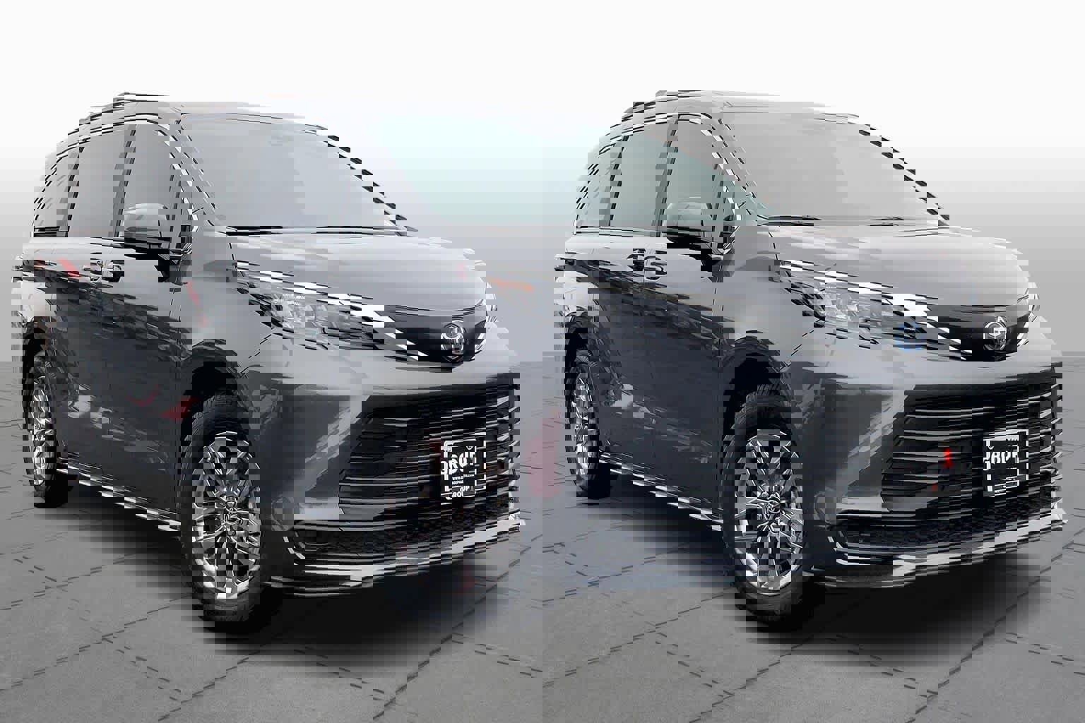 Used 2025 Toyota Sienna LE image 3