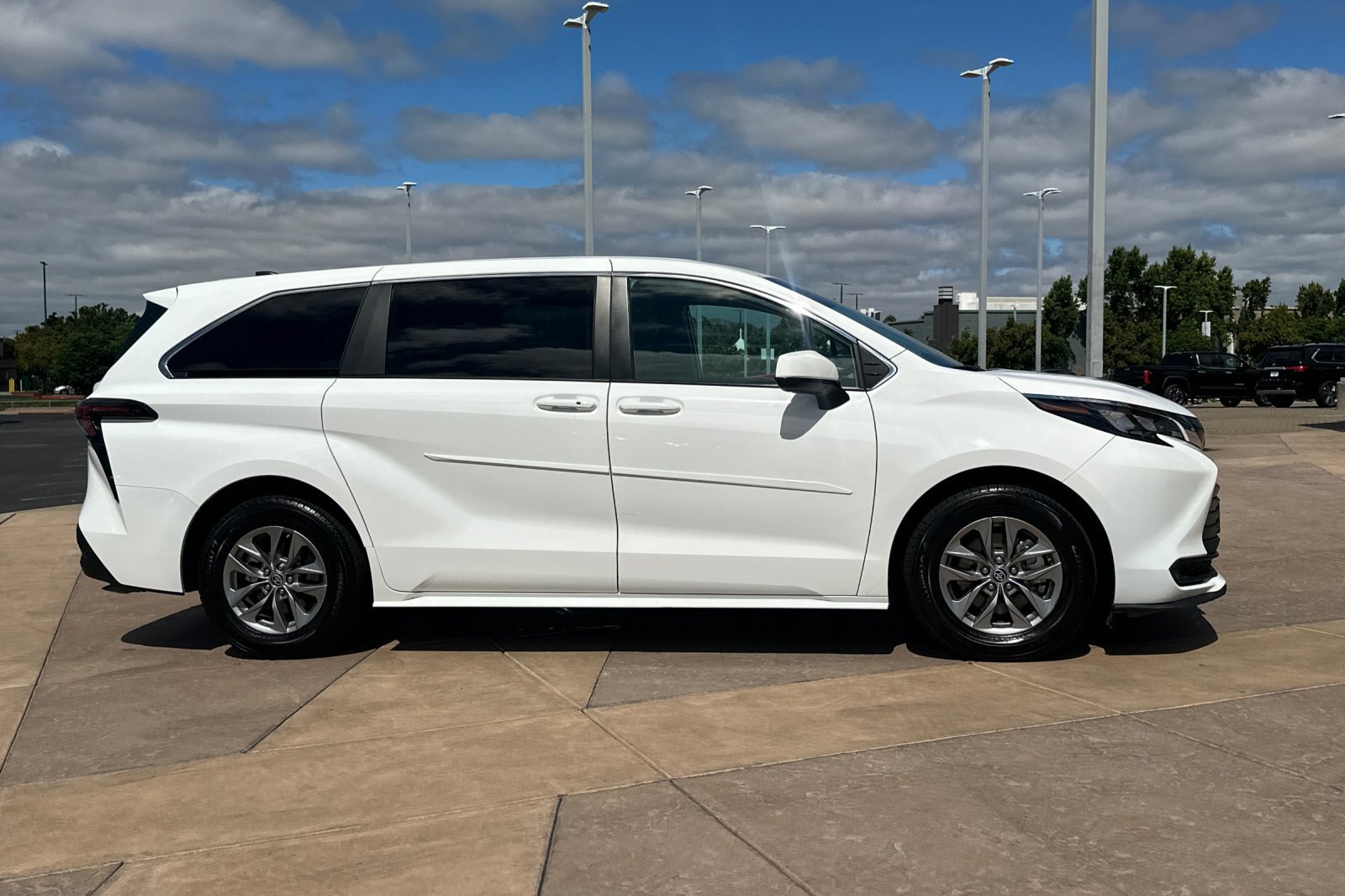 Certified 2024 Toyota Sienna LE AWD/4WD image 3