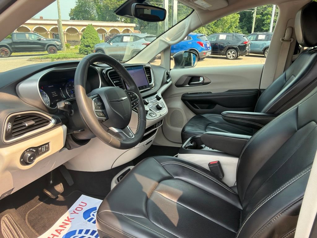 Used 2023 Chrysler Pacifica Touring-L FWD image 21
