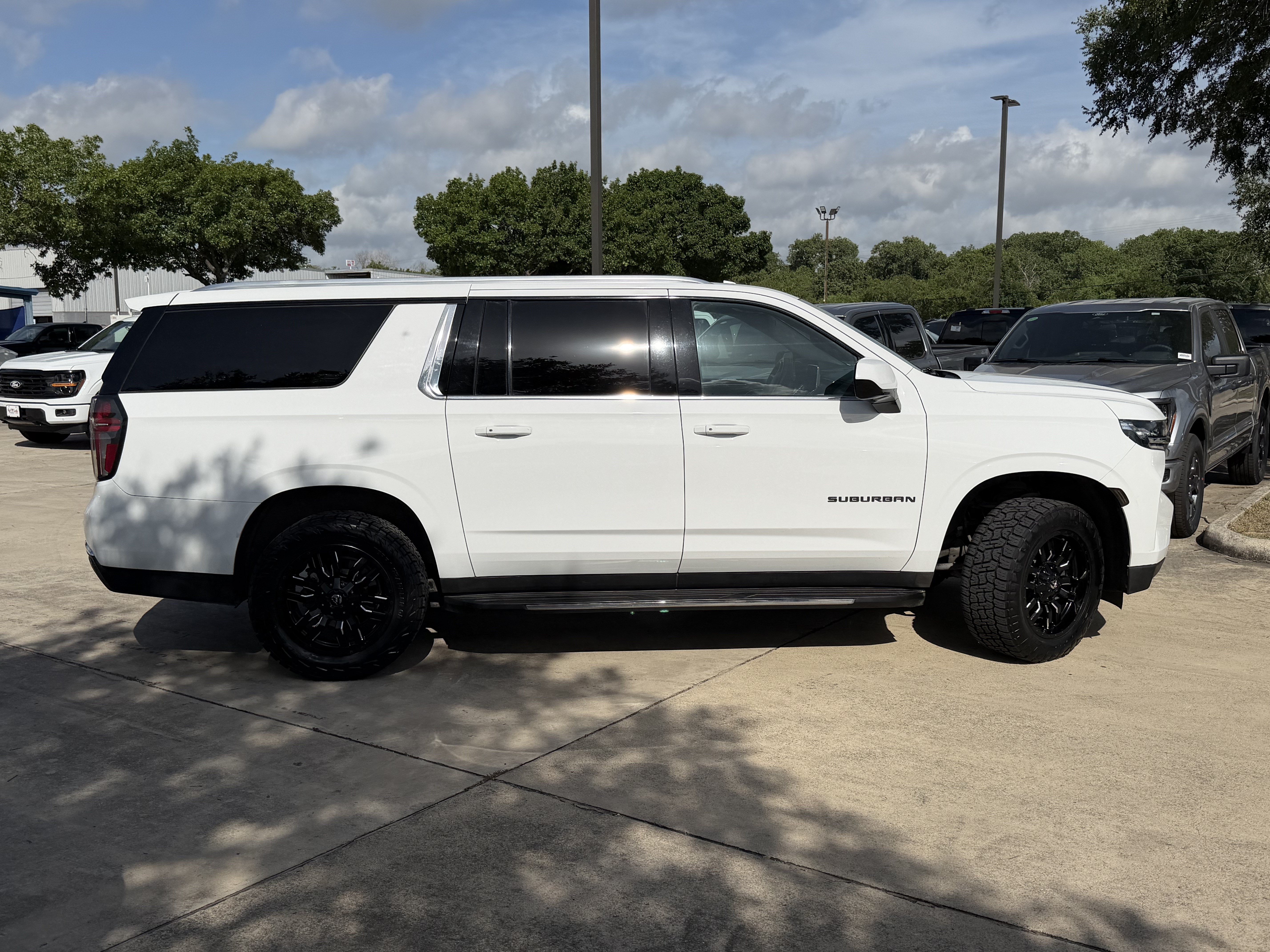 Used 2021 Chevrolet Suburban LT RWD image 5