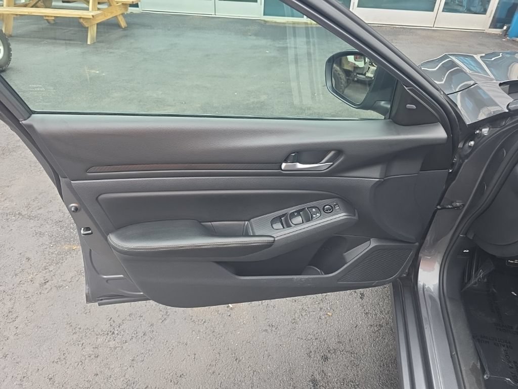 Used 2025 Nissan Altima 2.5 SV FWD image 10
