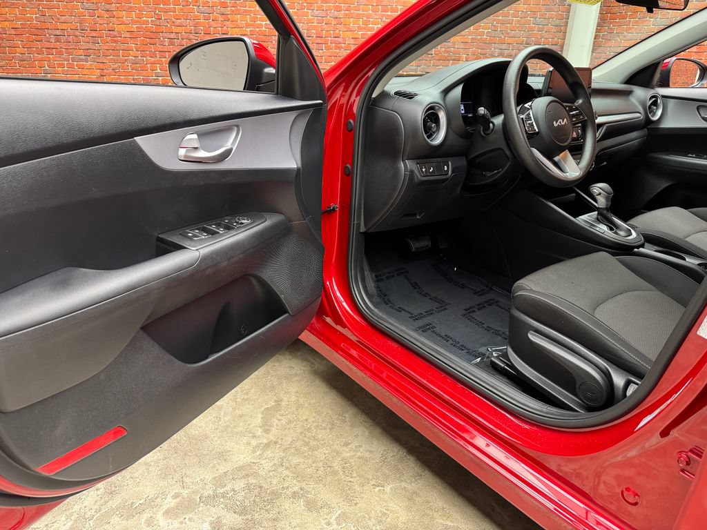 Used 2023 Kia Forte LXS w/ LXS Technology Package FWD image 9
