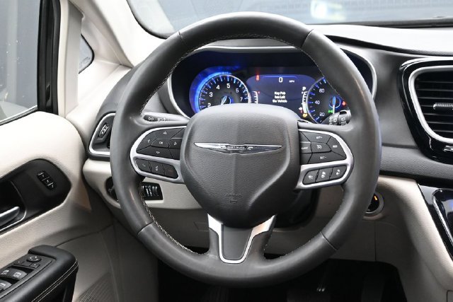 Used 2024 Chrysler Pacifica Touring-L FWD image 12