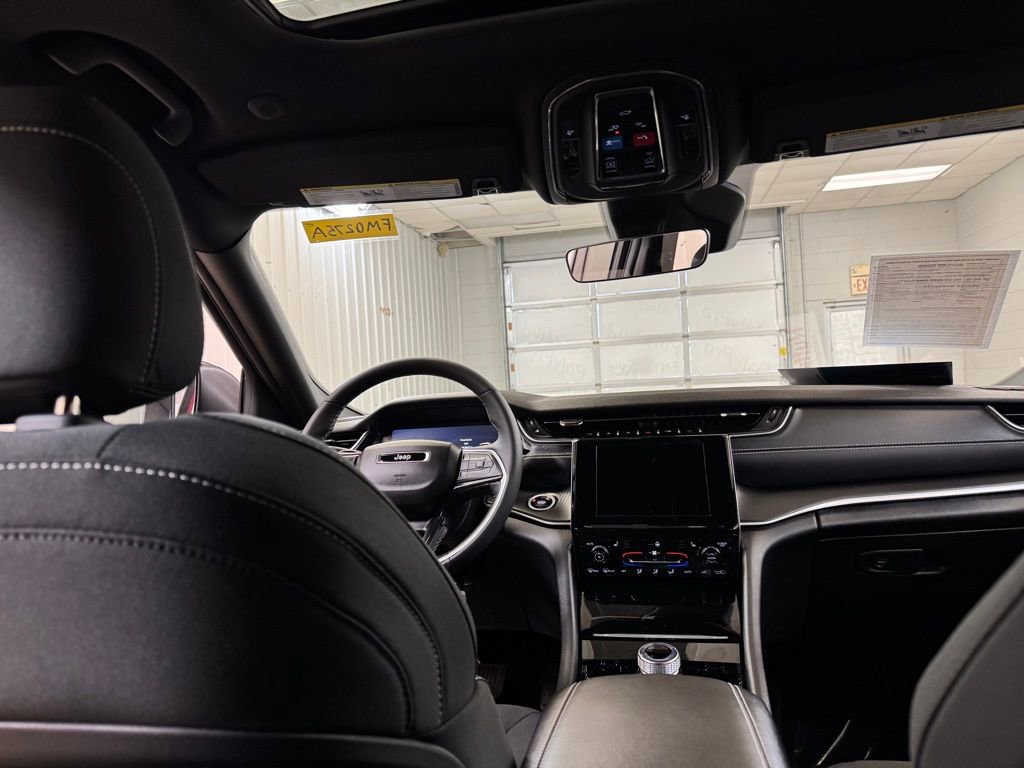 Used 2025 Jeep Grand Cherokee Laredo X w/ Luxury Tech Group I image 20