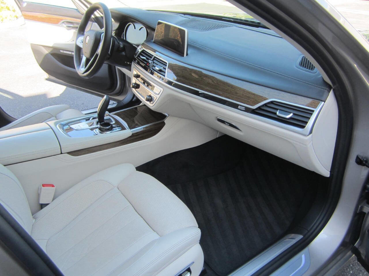 Used 2016 BMW 750i image 21