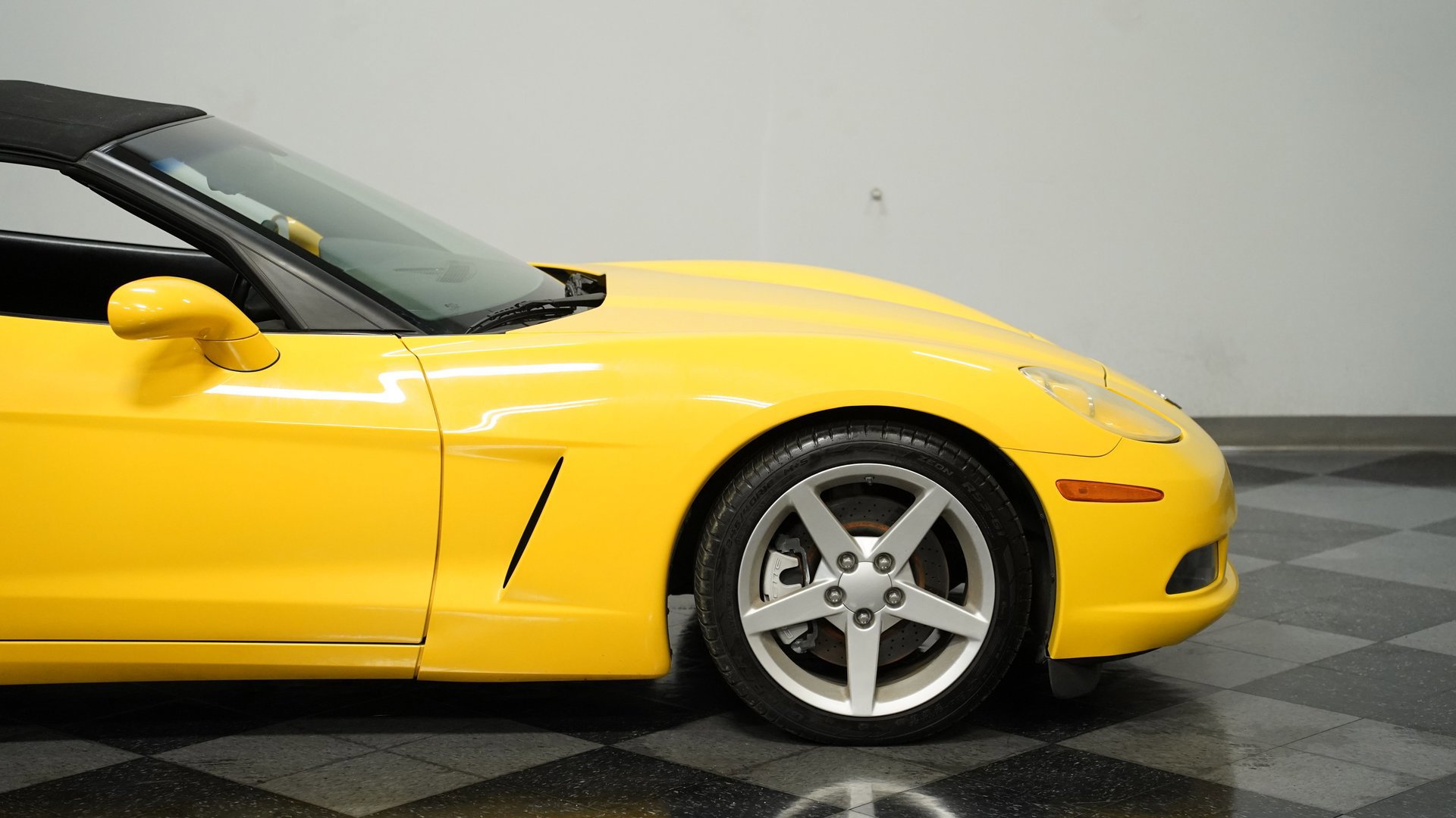 Used 2005 Chevrolet Corvette Convertible w/ Performance Handling Package image 24