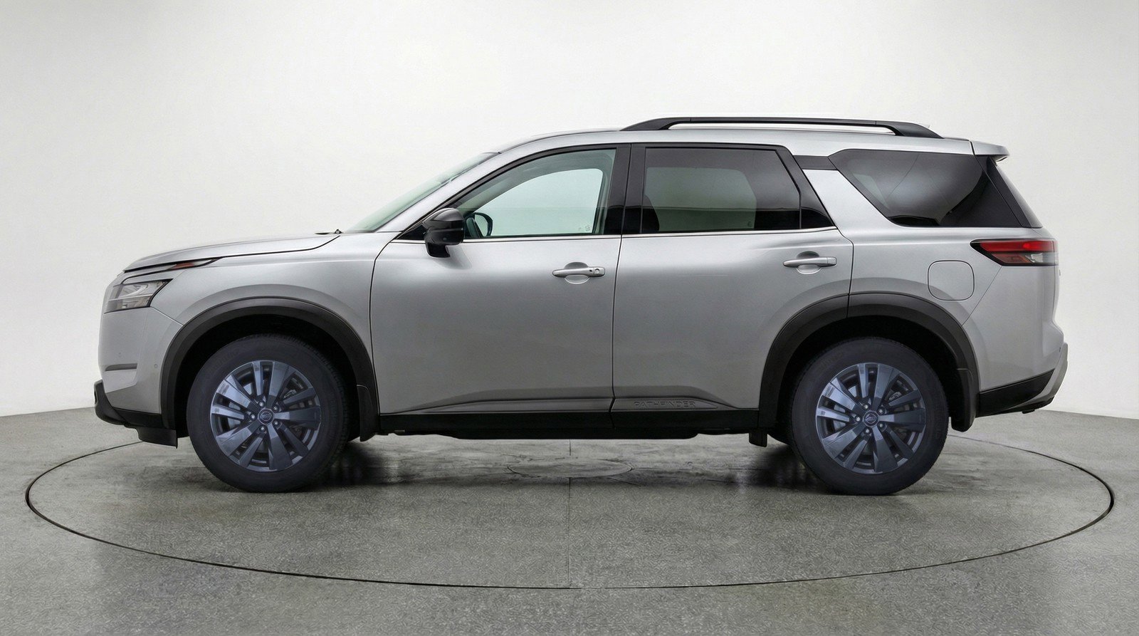 Used 2025 Nissan Pathfinder SV image 5