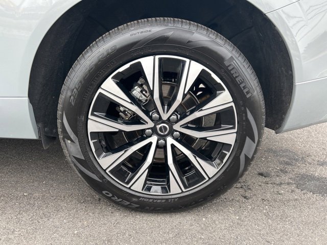 Certified 2025 Volvo XC60 B5 Plus image 9