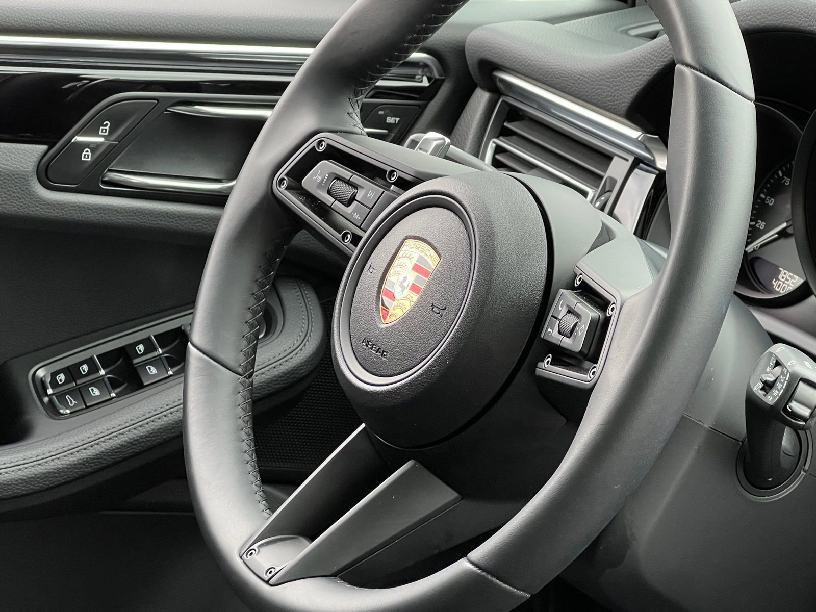 Certified 2025 Porsche Macan image 34