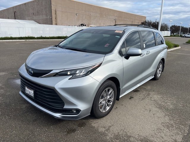 Used 2025 Toyota Sienna XLE image 1