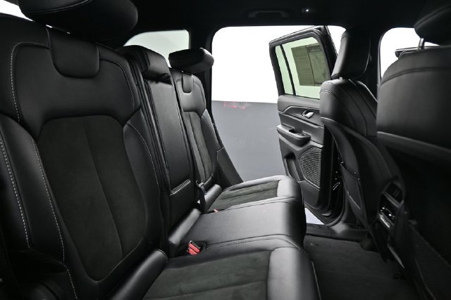 Used 2025 Jeep Grand Cherokee Altitude AWD/4WD image 24