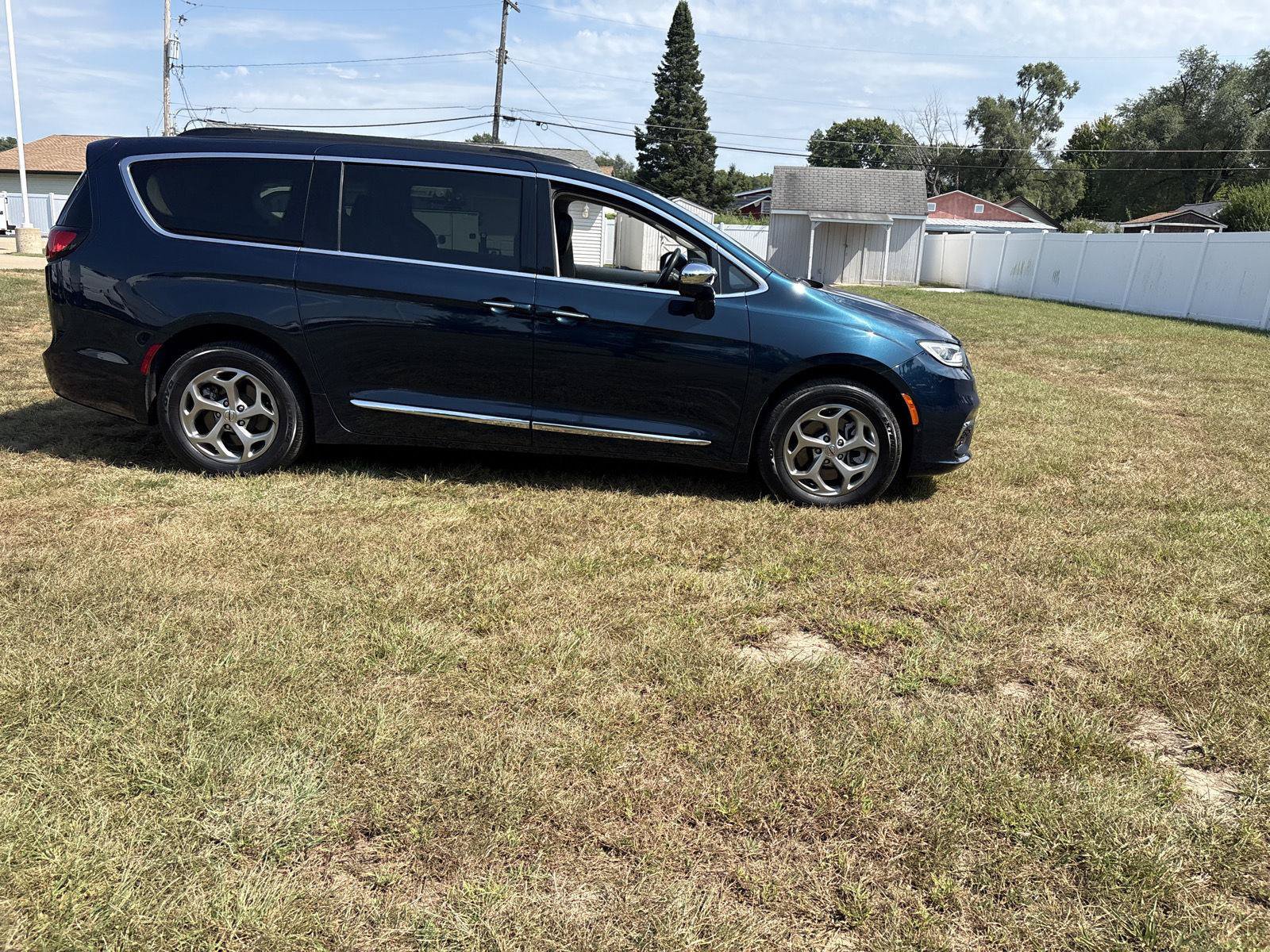 Used 2022 Chrysler Pacifica Limited w/ Uconnect Theater Family Group AWD/4WD image 4