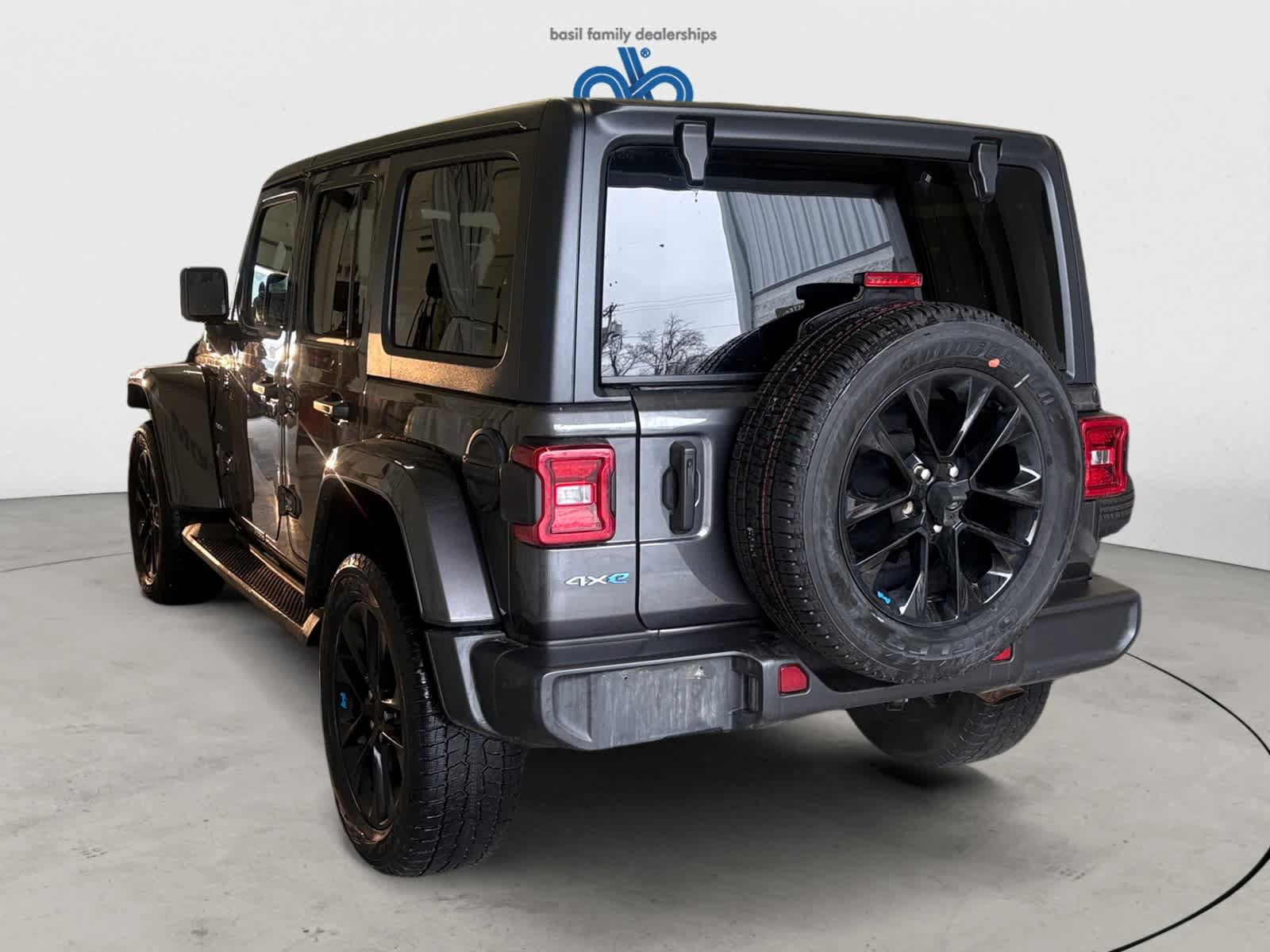 Used 2023 Jeep Wrangler Unlimited Sahara w/ Cold Weather Group AWD/4WD image 3